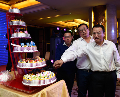 2016年睿信年会切蛋糕庆祝
